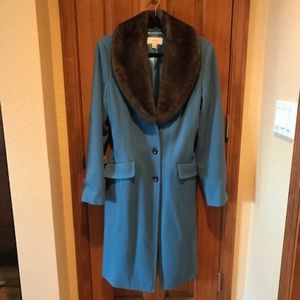 Wool coat w/ detachable fur collar